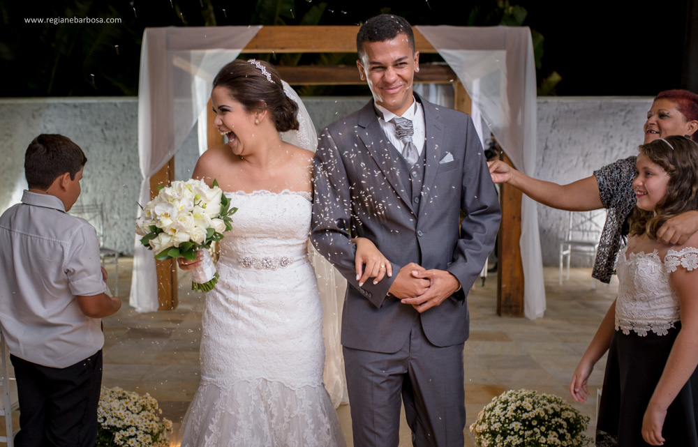 Casamento no espaço garden em Cruzeiro SP, todas as madrinhas estavam com roupão preto iguais. O buquê da noiva era branco, vestido sereia, ela entrou com seu pai e depois com o avô.