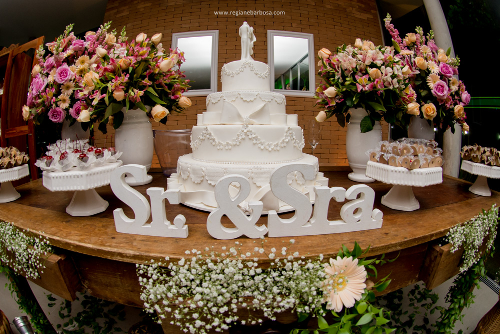 Casamento no espaço garden em Cruzeiro SP, todas as madrinhas estavam com roupão preto iguais. O buquê da noiva era branco, vestido sereia, ela entrou com seu pai e depois com o avô.