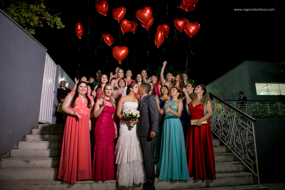Casamento no espaço garden em Cruzeiro SP, todas as madrinhas estavam com roupão preto iguais. O buquê da noiva era branco, vestido sereia, ela entrou com seu pai e depois com o avô.