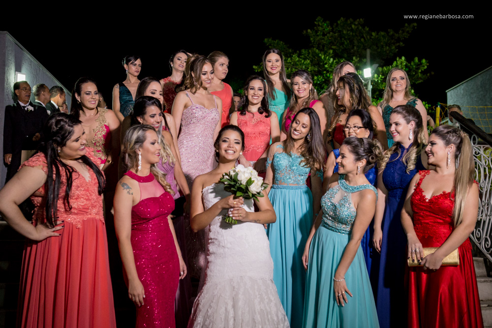 Casamento no espaço garden em Cruzeiro SP, todas as madrinhas estavam com roupão preto iguais. O buquê da noiva era branco, vestido sereia, ela entrou com seu pai e depois com o avô.