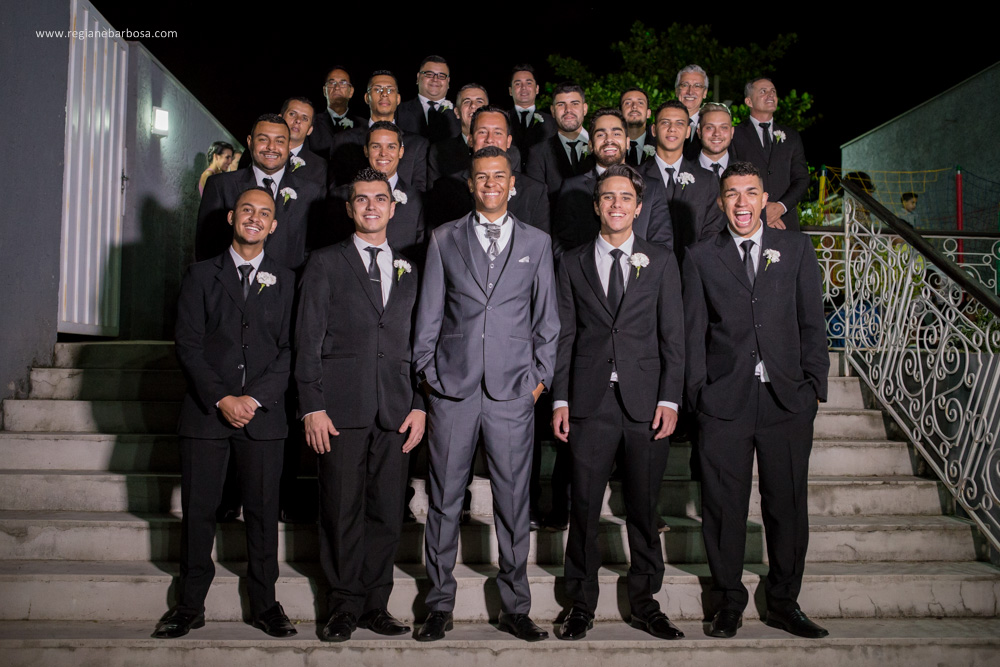 Casamento no espaço garden em Cruzeiro SP, todas as madrinhas estavam com roupão preto iguais. O buquê da noiva era branco, vestido sereia, ela entrou com seu pai e depois com o avô.