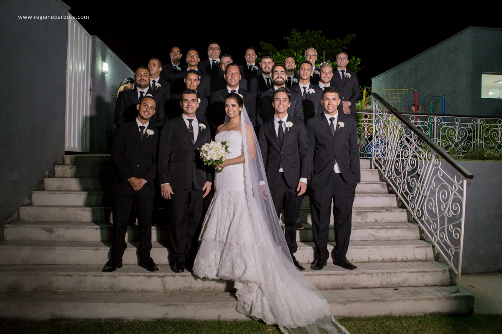 Casamento no espaço garden em Cruzeiro SP, todas as madrinhas estavam com roupão preto iguais. O buquê da noiva era branco, vestido sereia, ela entrou com seu pai e depois com o avô.