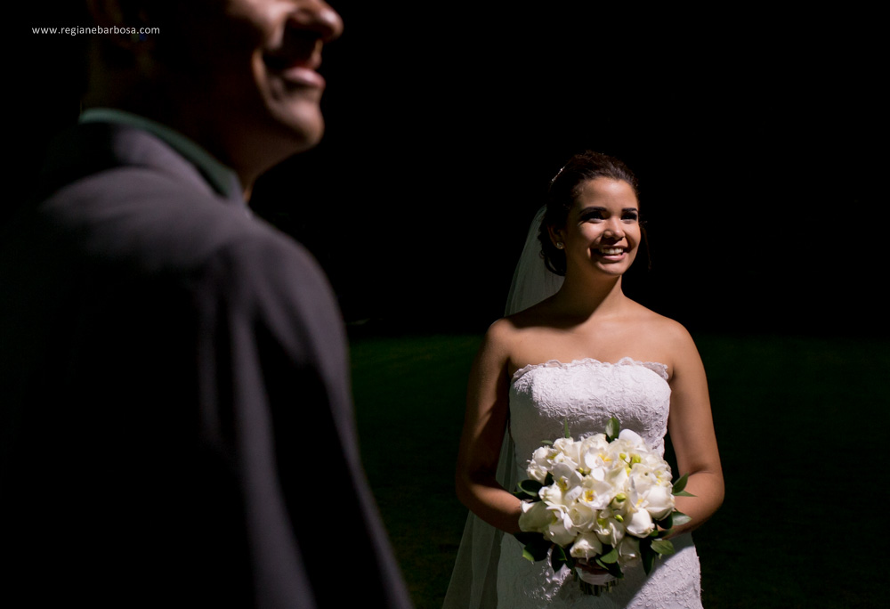 Casamento no espaço garden em Cruzeiro SP, todas as madrinhas estavam com roupão preto iguais. O buquê da noiva era branco, vestido sereia, ela entrou com seu pai e depois com o avô.