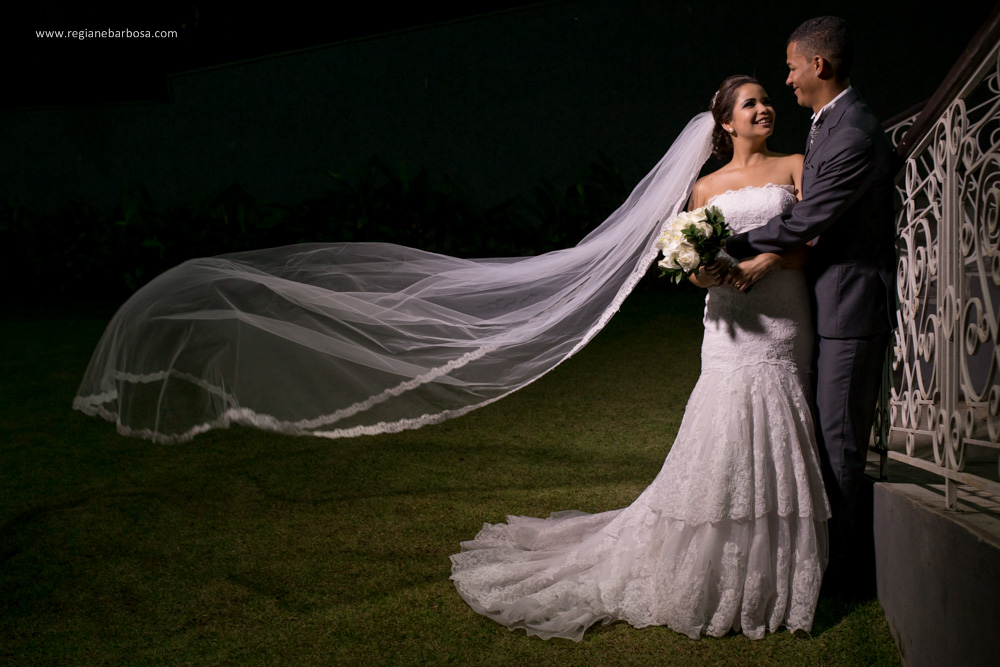 Casamento no espaço garden em Cruzeiro SP, todas as madrinhas estavam com roupão preto iguais. O buquê da noiva era branco, vestido sereia, ela entrou com seu pai e depois com o avô.