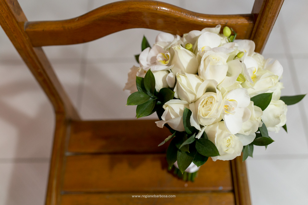 Casamento no espaço garden em Cruzeiro SP, todas as madrinhas estavam com roupão preto iguais. O buquê da noiva era branco, vestido sereia, ela entrou com seu pai e depois com o avô.