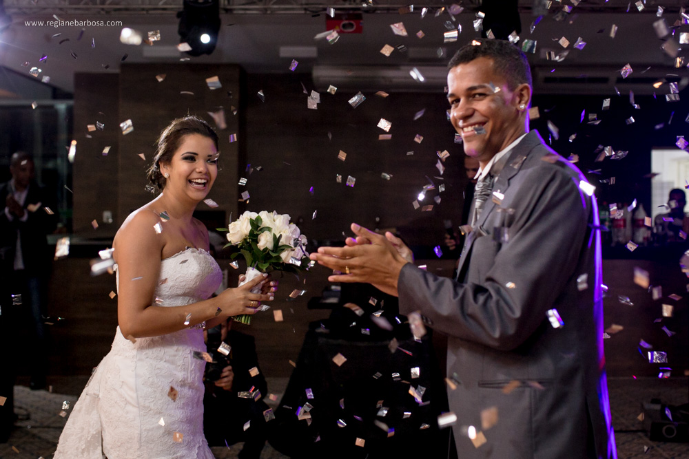 Casamento no espaço garden em Cruzeiro SP, todas as madrinhas estavam com roupão preto iguais. O buquê da noiva era branco, vestido sereia, ela entrou com seu pai e depois com o avô.