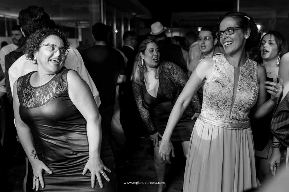 Casamento no espaço garden em Cruzeiro SP, todas as madrinhas estavam com roupão preto iguais. O buquê da noiva era branco, vestido sereia, ela entrou com seu pai e depois com o avô.