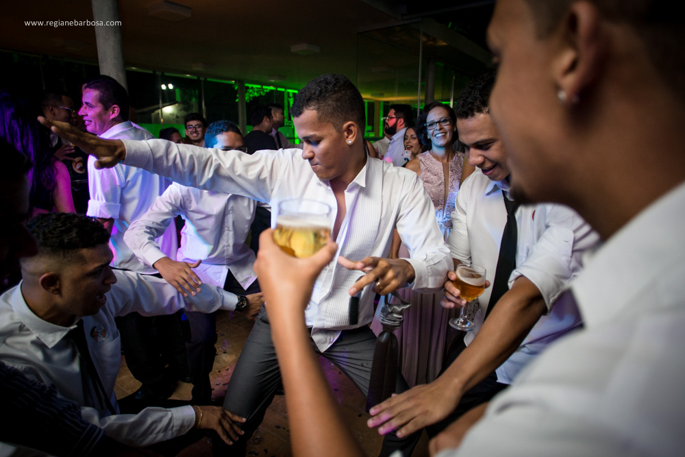 Casamento no espaço garden em Cruzeiro SP, todas as madrinhas estavam com roupão preto iguais. O buquê da noiva era branco, vestido sereia, ela entrou com seu pai e depois com o avô.