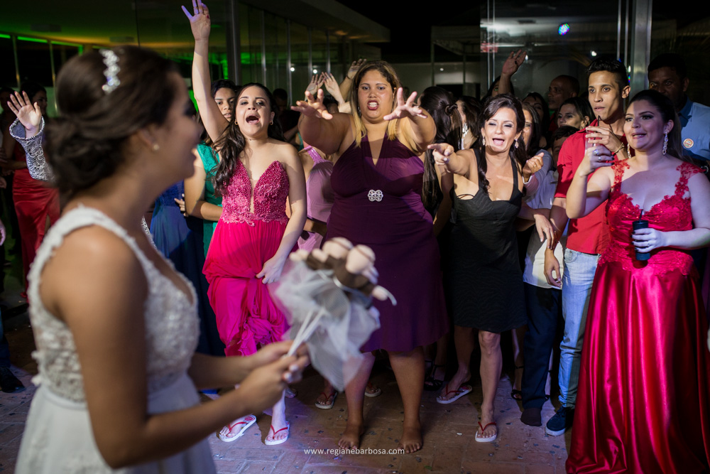Casamento no espaço garden em Cruzeiro SP, todas as madrinhas estavam com roupão preto iguais. O buquê da noiva era branco, vestido sereia, ela entrou com seu pai e depois com o avô.