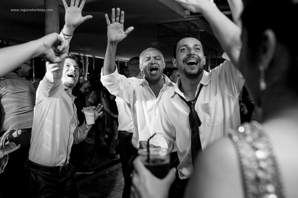 Casamento no espaço garden em Cruzeiro SP, todas as madrinhas estavam com roupão preto iguais. O buquê da noiva era branco, vestido sereia, ela entrou com seu pai e depois com o avô.