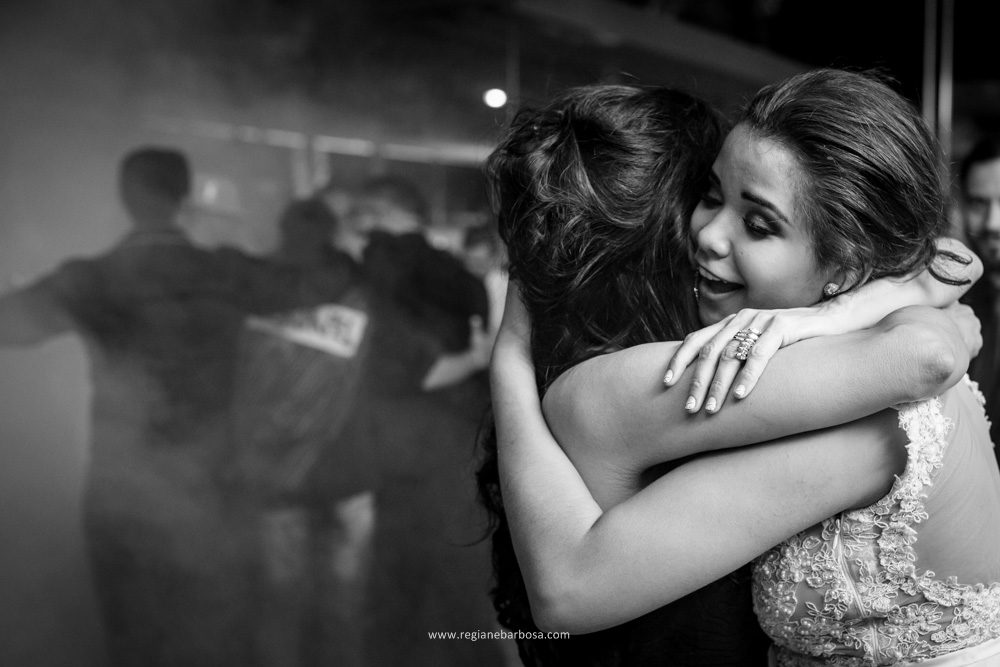 Casamento no espaço garden em Cruzeiro SP, todas as madrinhas estavam com roupão preto iguais. O buquê da noiva era branco, vestido sereia, ela entrou com seu pai e depois com o avô.