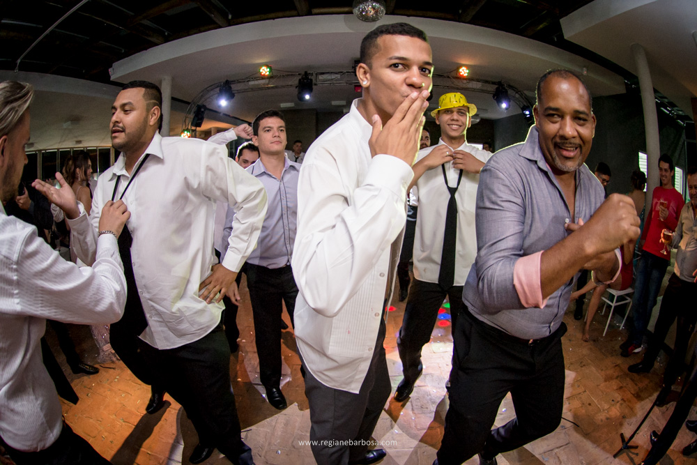 Casamento no espaço garden em Cruzeiro SP, todas as madrinhas estavam com roupão preto iguais. O buquê da noiva era branco, vestido sereia, ela entrou com seu pai e depois com o avô.