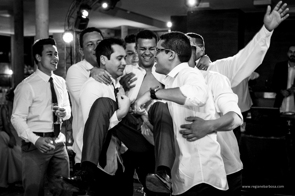 Casamento no espaço garden em Cruzeiro SP, todas as madrinhas estavam com roupão preto iguais. O buquê da noiva era branco, vestido sereia, ela entrou com seu pai e depois com o avô.