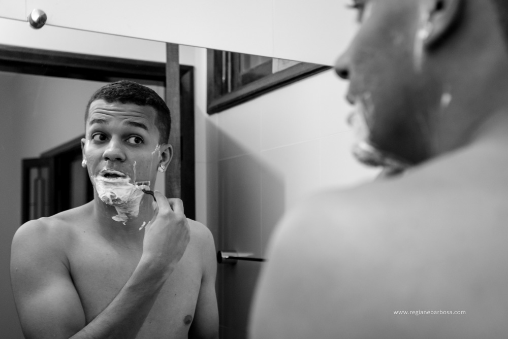 Casamento no espaço garden em Cruzeiro SP, todas as madrinhas estavam com roupão preto iguais. O buquê da noiva era branco, vestido sereia, ela entrou com seu pai e depois com o avô.