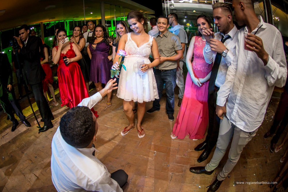 Casamento no espaço garden em Cruzeiro SP, todas as madrinhas estavam com roupão preto iguais. O buquê da noiva era branco, vestido sereia, ela entrou com seu pai e depois com o avô.