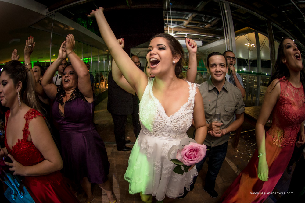 Casamento no espaço garden em Cruzeiro SP, todas as madrinhas estavam com roupão preto iguais. O buquê da noiva era branco, vestido sereia, ela entrou com seu pai e depois com o avô.