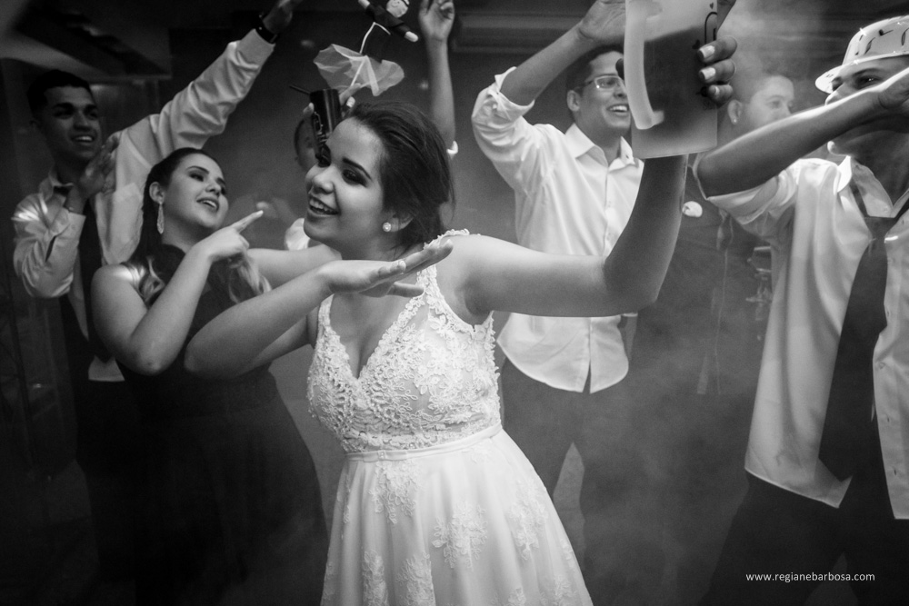 Casamento no espaço garden em Cruzeiro SP, todas as madrinhas estavam com roupão preto iguais. O buquê da noiva era branco, vestido sereia, ela entrou com seu pai e depois com o avô.