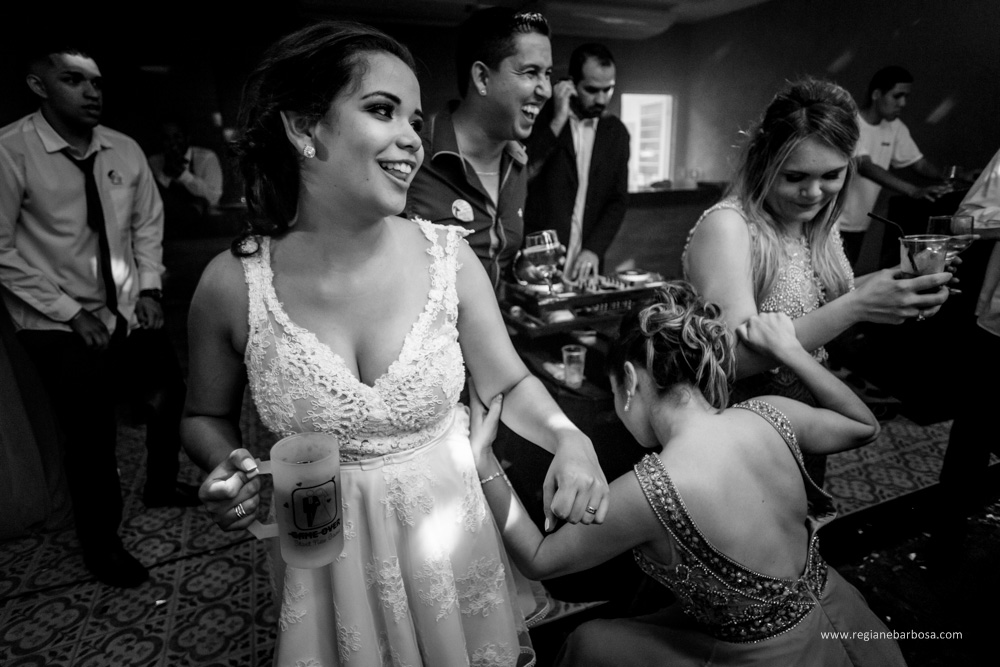 Casamento no espaço garden em Cruzeiro SP, todas as madrinhas estavam com roupão preto iguais. O buquê da noiva era branco, vestido sereia, ela entrou com seu pai e depois com o avô.