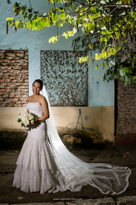 Casamento no espaço garden em Cruzeiro SP, todas as madrinhas estavam com roupão preto iguais. O buquê da noiva era branco, vestido sereia, ela entrou com seu pai e depois com o avô.
