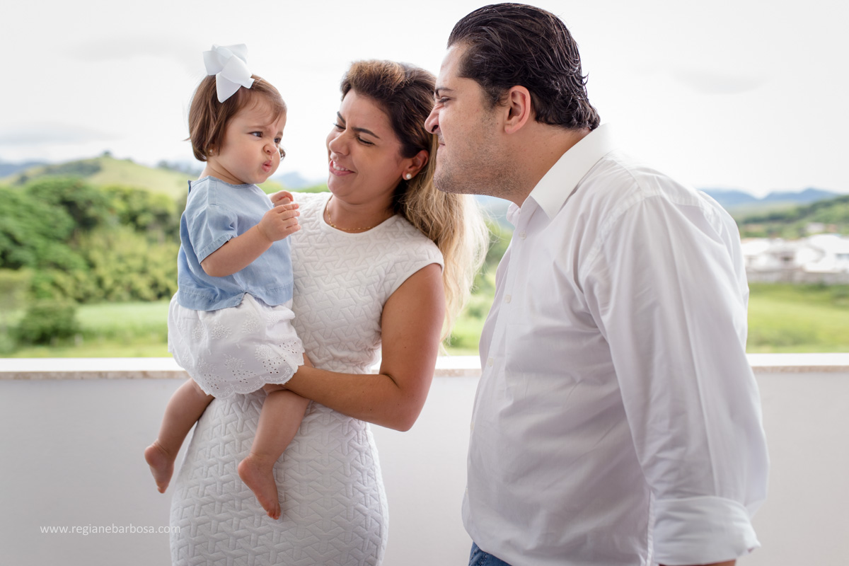 Fotografia de Familia, no conforto de sua casa, Maria Luisa prestes a completar 1 ano