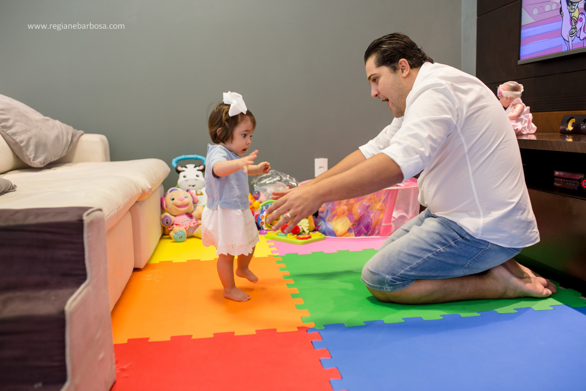 Fotografia de Familia, no conforto de sua casa, Maria Luisa prestes a completar 1 ano