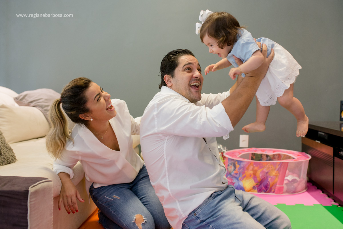 Fotografia de Familia, no conforto de sua casa, Maria Luisa prestes a completar 1 ano
