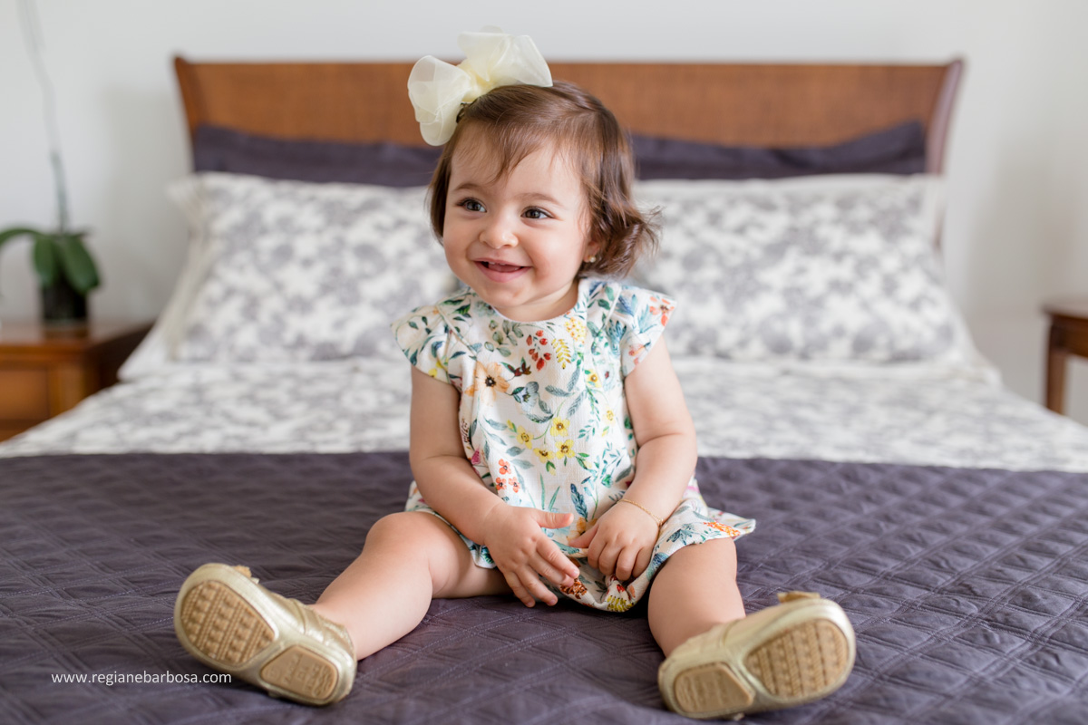 Fotografia de Familia, no conforto de sua casa, Maria Luisa prestes a completar 1 ano