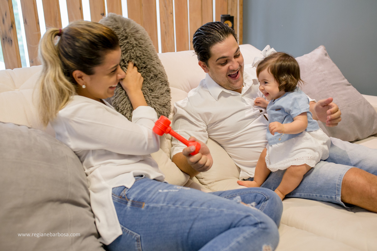Fotografia de Familia, no conforto de sua casa, Maria Luisa prestes a completar 1 ano