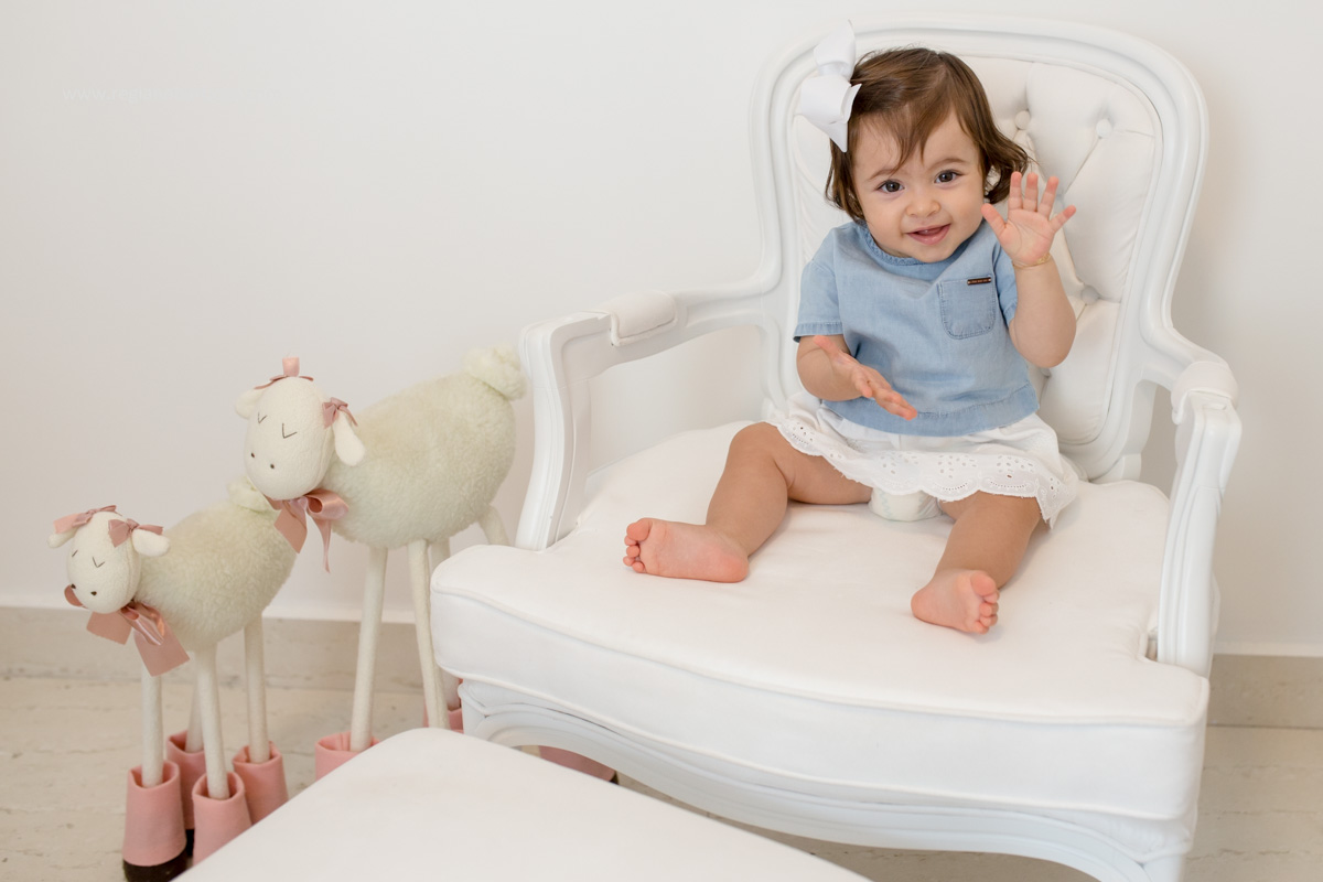 Fotografia de Familia, no conforto de sua casa, Maria Luisa prestes a completar 1 ano