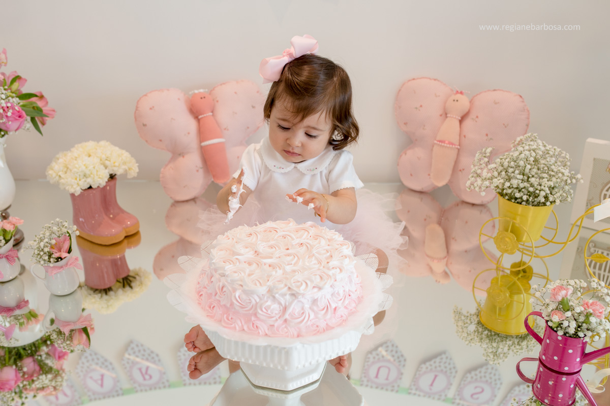 Fotografia de Familia, no conforto de sua casa, Maria Luisa prestes a completar 1 ano smash the cake