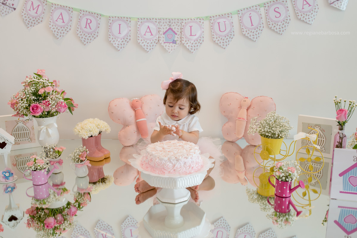 Fotografia de Familia, no conforto de sua casa, Maria Luisa prestes a completar 1 ano smash the cake