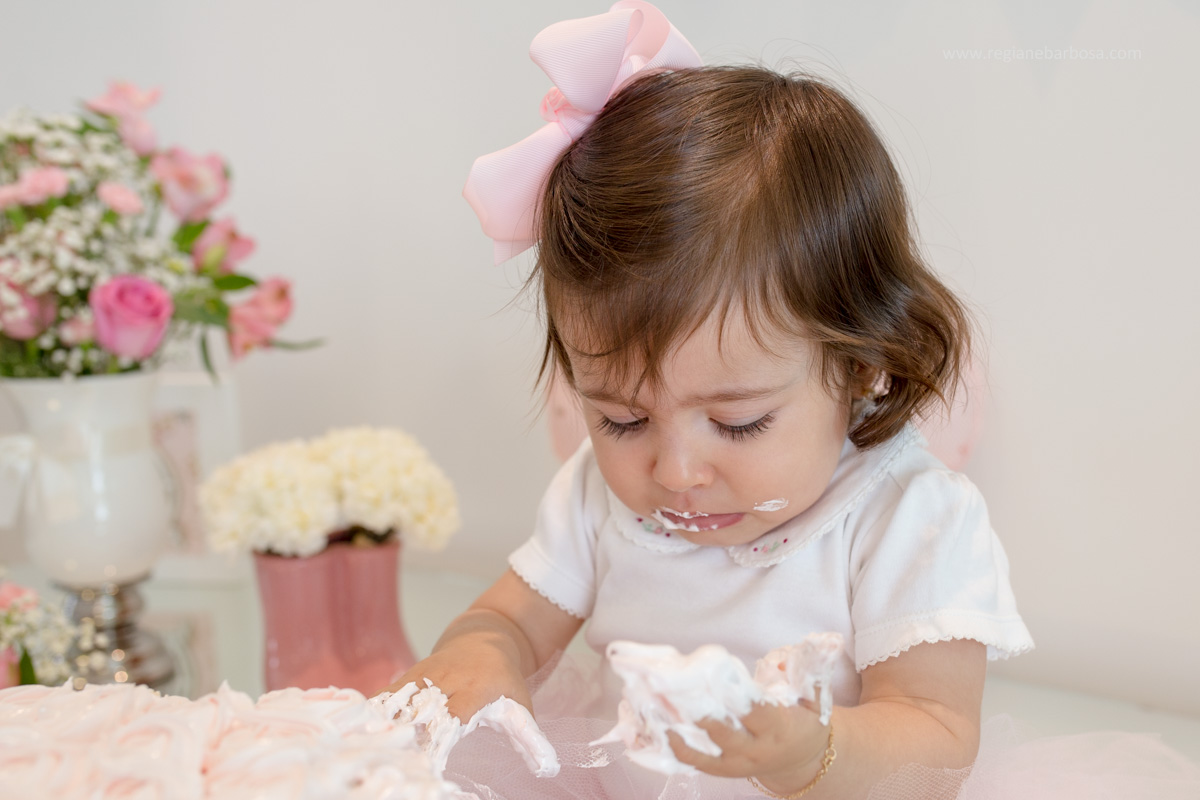 Fotografia de Familia, no conforto de sua casa, Maria Luisa prestes a completar 1 ano smash the cake