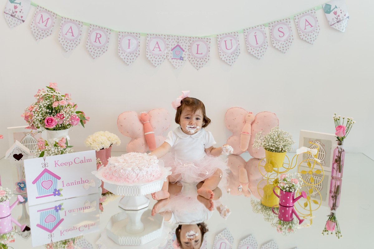 Fotografia de Familia, no conforto de sua casa, Maria Luisa prestes a completar 1 ano smash the cake