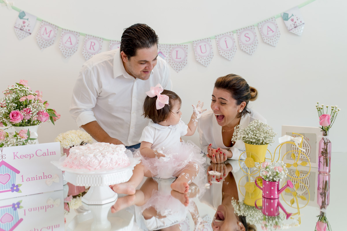 Fotografia de Familia, no conforto de sua casa, Maria Luisa prestes a completar 1 ano smash the cake