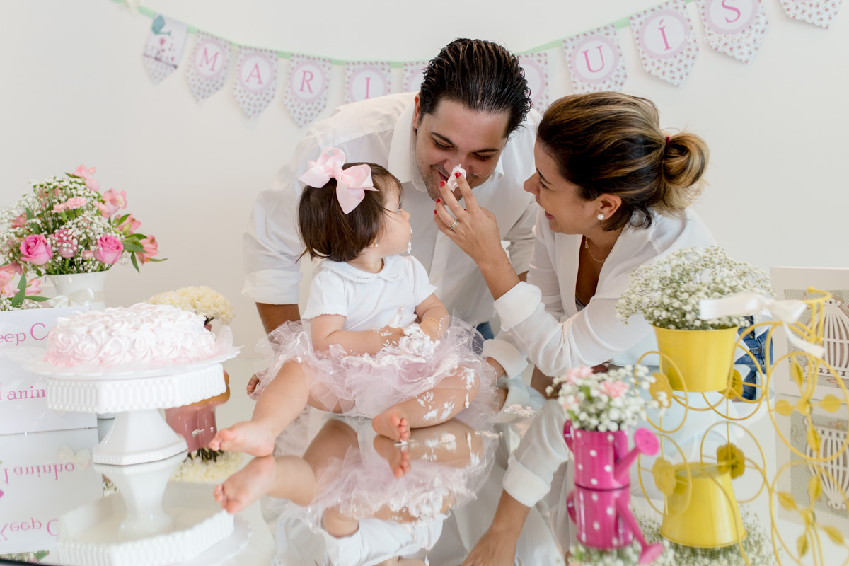 Fotografia de Familia, no conforto de sua casa, Maria Luisa prestes a completar 1 ano smash the cake
