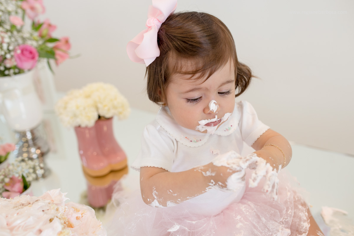 Fotografia de Familia, no conforto de sua casa, Maria Luisa prestes a completar 1 ano smash the cake