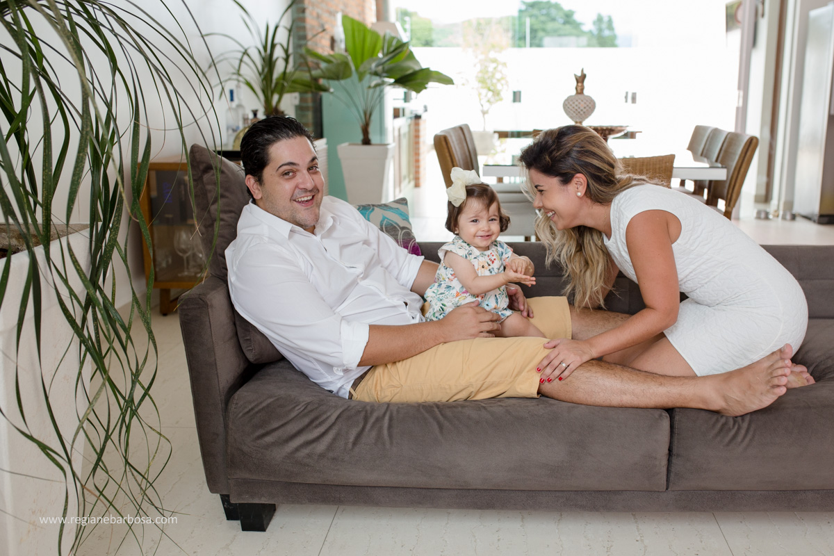Fotografia de Familia, no conforto de sua casa, Maria Luisa prestes a completar 1 ano