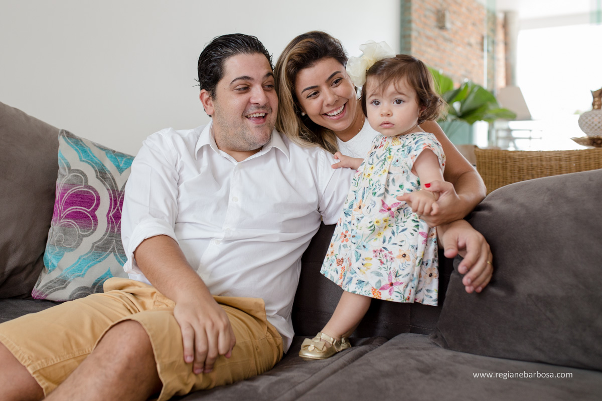 Fotografia de Familia, no conforto de sua casa, Maria Luisa prestes a completar 1 ano