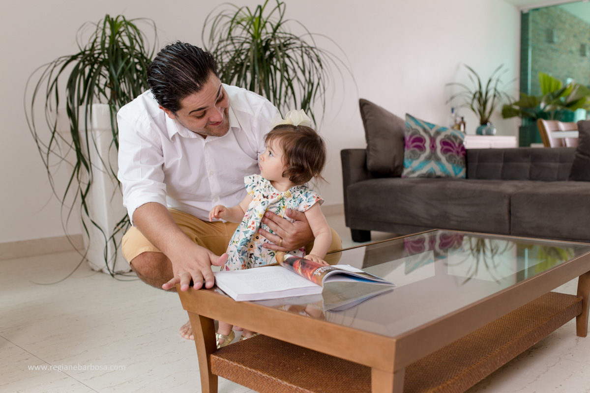 Fotografia de Familia, no conforto de sua casa, Maria Luisa prestes a completar 1 ano