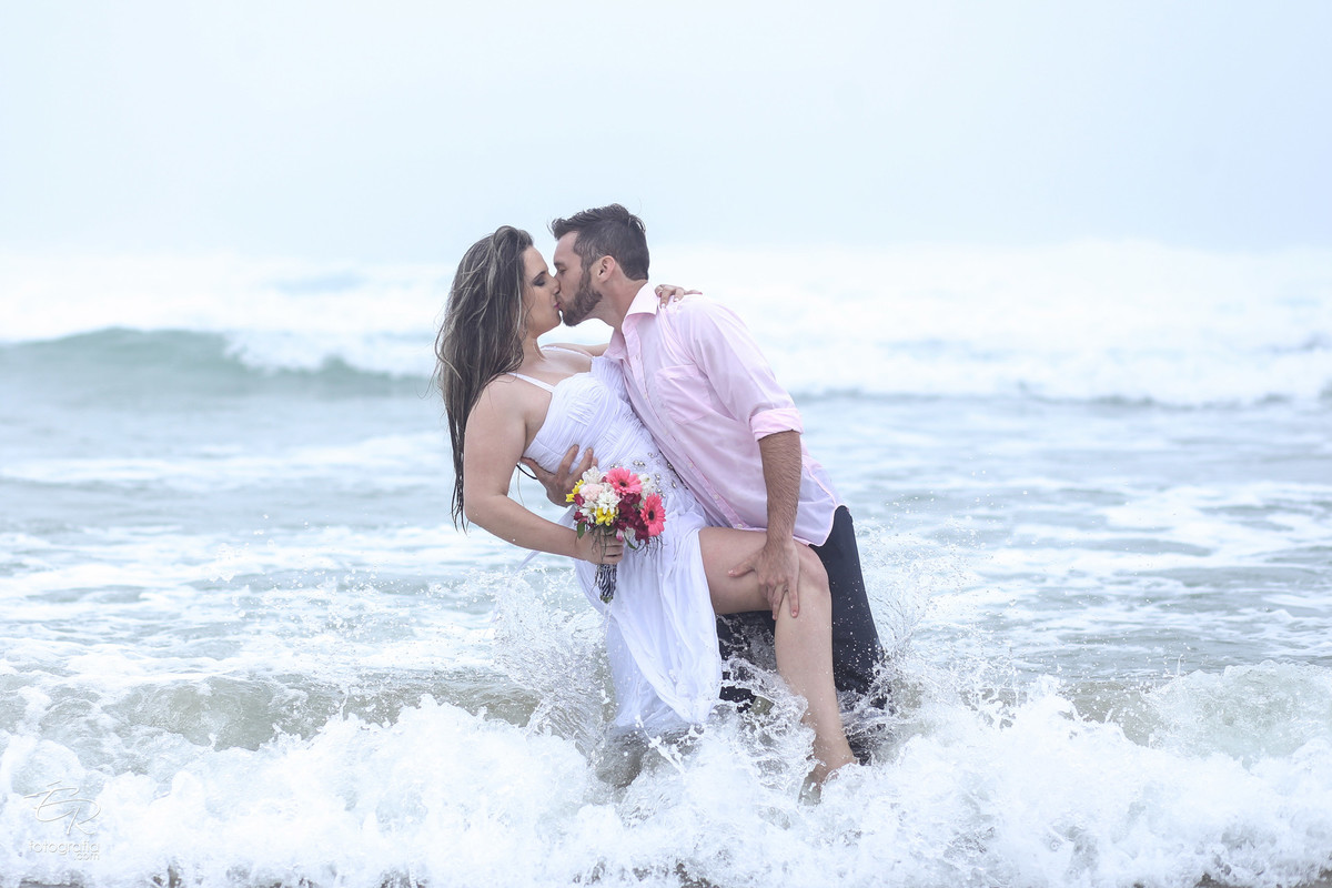 Praia - Santa Catarina - Trash the dress - Vinicius e Greice