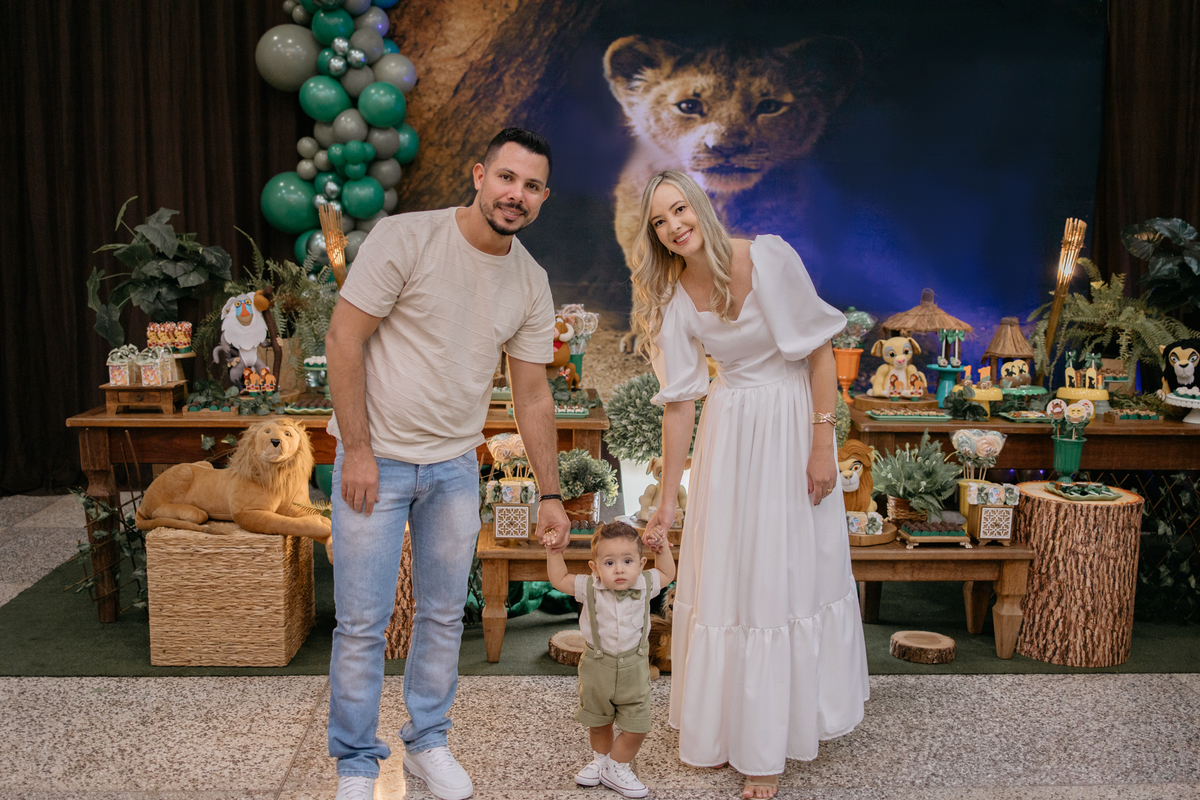 oto de família expontânea no aniversário de 1 ano do Bernardo no The Jungle Buffet em Araraquara.