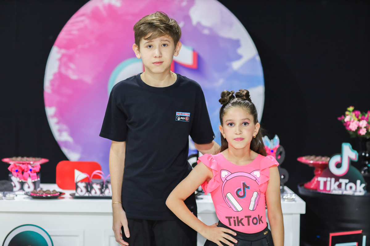 Fotografia profissional de festa infantil com o tema TikTok no Magic Day Buffet Park em Araraquara, por Ludimila Morais.
