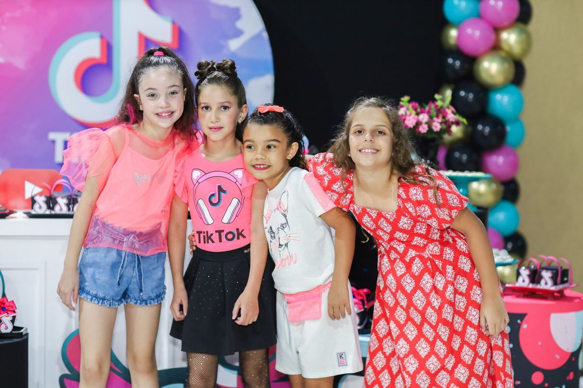 Fotografia profissional de festa infantil com o tema TikTok no Magic Day Buffet Park em Araraquara, por Ludimila Morais.
