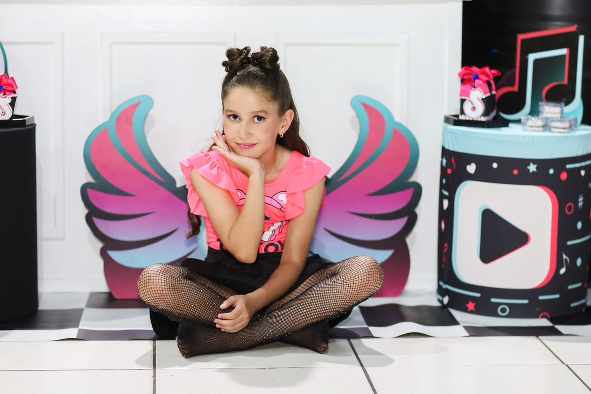 Decoração TikTok para festa de 8 anos da Malu no Magic Day Buffet em Araraquara, com fotografia artística infantil.