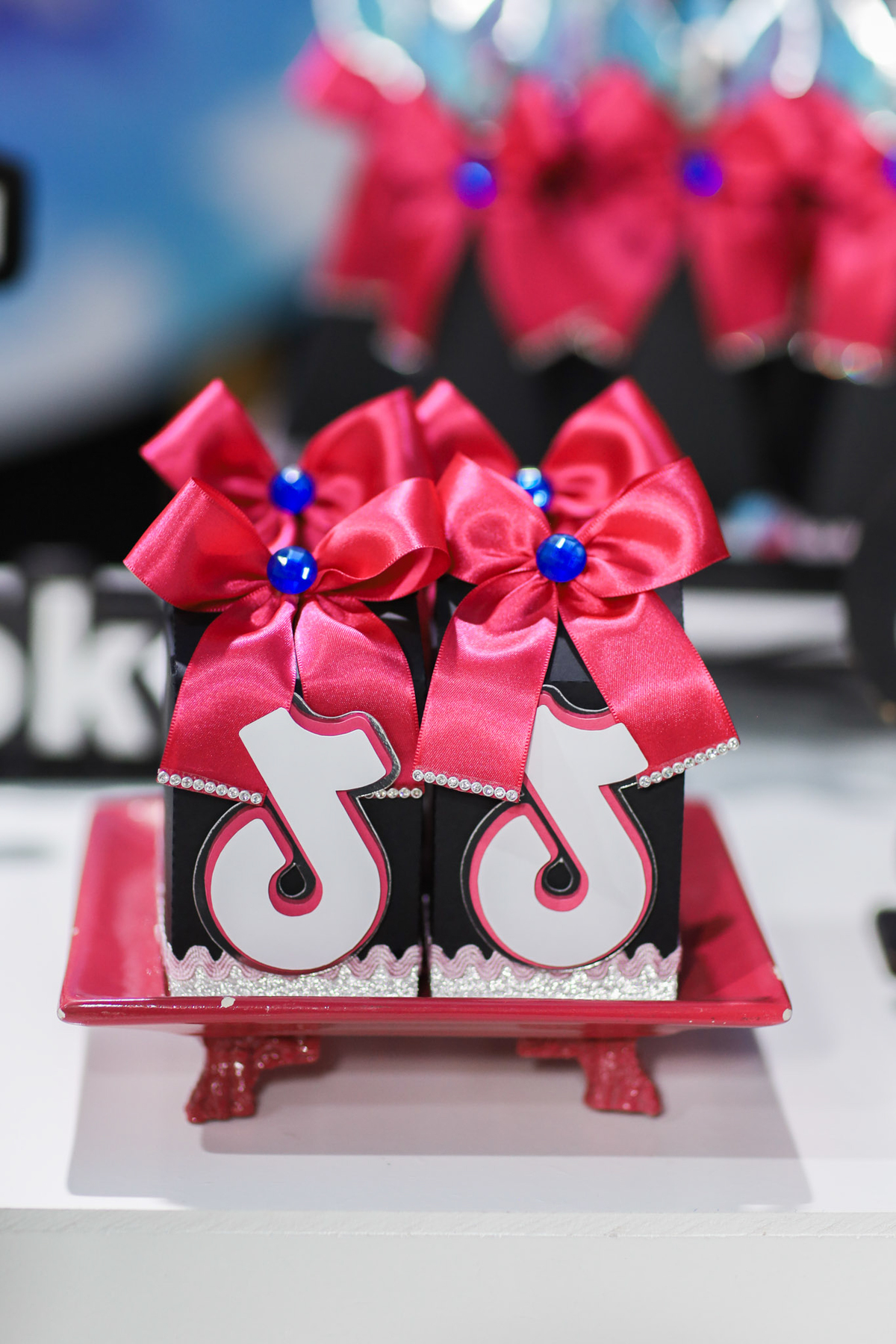 Fotógrafa em Araraquara registra festa de aniversário infantil com tema TikTok, no buffet Magic Day, cheia de cores e alegria.