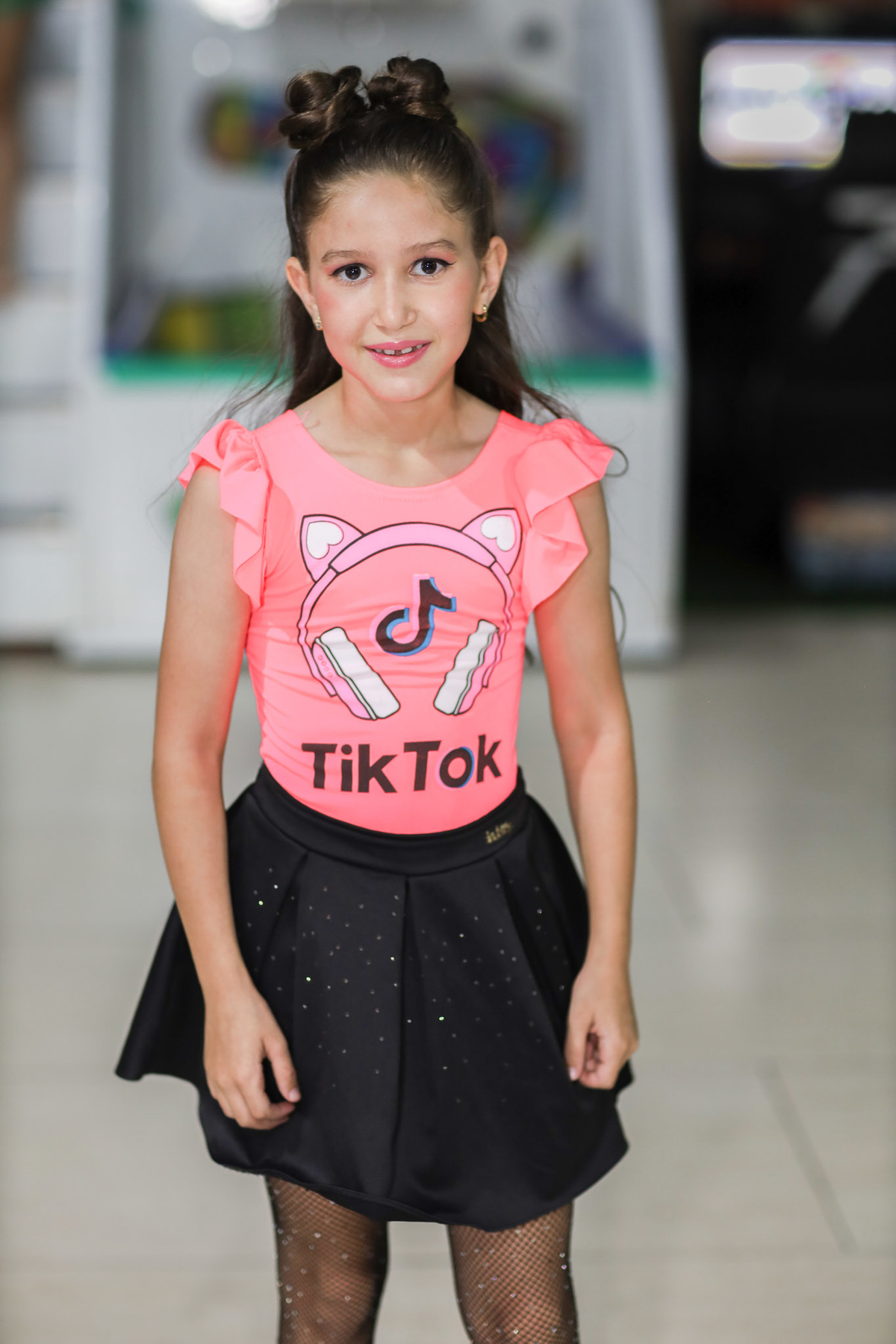 Fotógrafa em Araraquara registra festa de aniversário infantil com tema TikTok, no buffet Magic Day, cheia de cores e alegria.