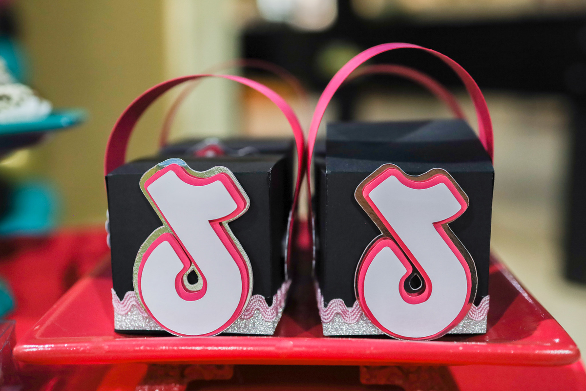 Aniversário infantil no Buffet Magic Day em Araraquara, com decoração temática TikTok e a aniversariante Malu comemorando seus 8 anos