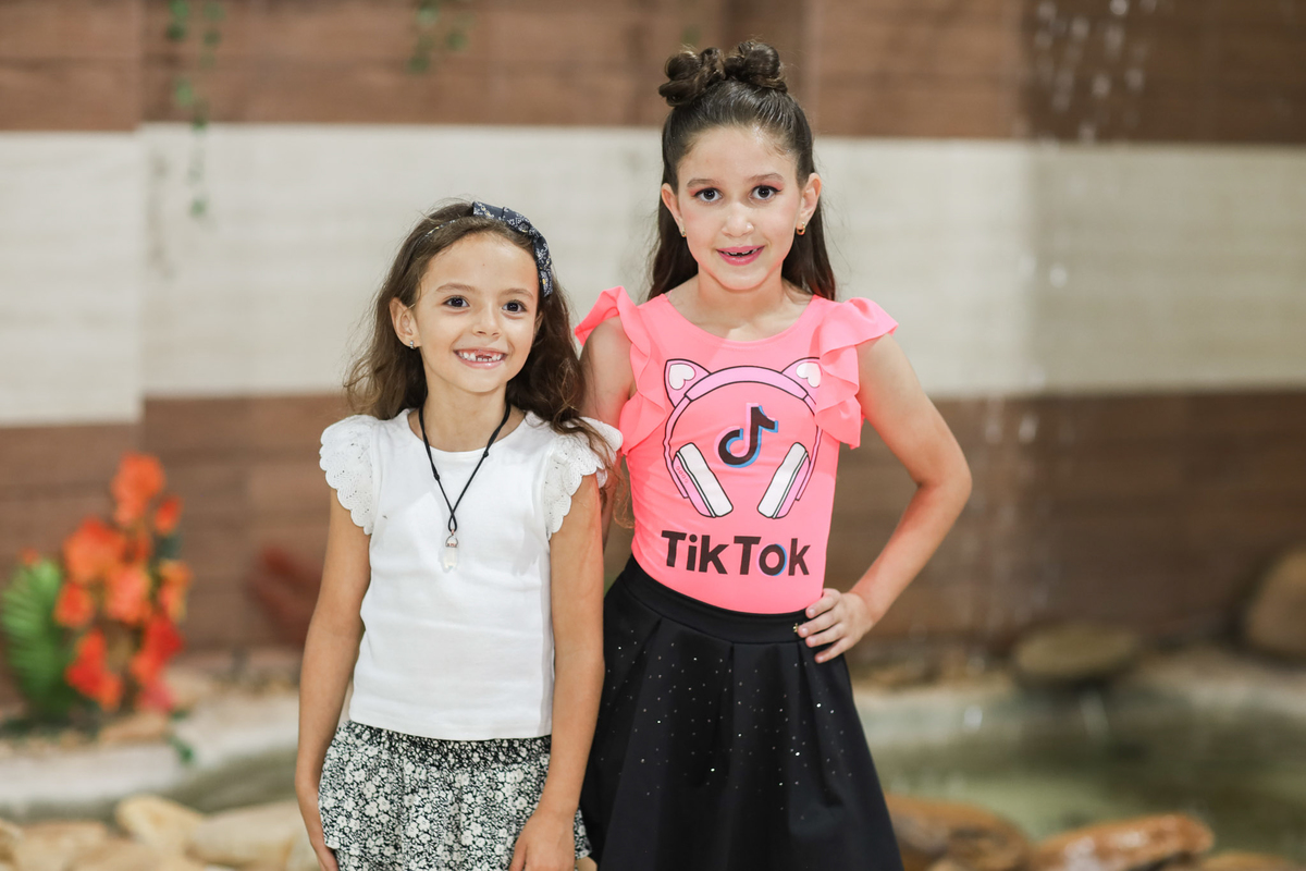 Fotógrafa em Araraquara registra festa de aniversário infantil com tema TikTok, no buffet Magic Day, cheia de cores e alegria.