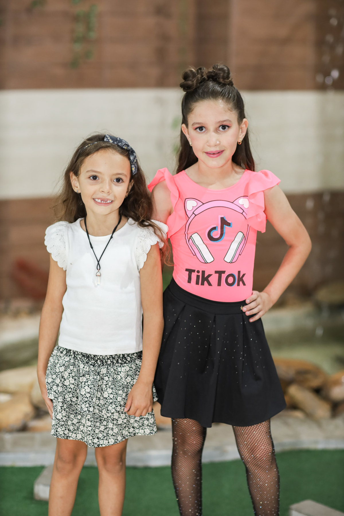 Fotógrafa em Araraquara registra festa de aniversário infantil com tema TikTok, no buffet Magic Day, cheia de cores e alegria.