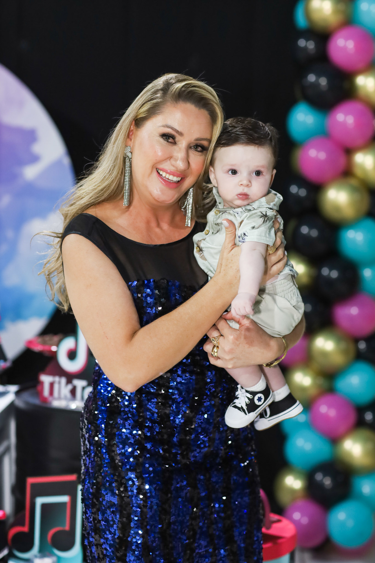 Aniversário infantil no Buffet Magic Day em Araraquara, com decoração temática TikTok e a aniversariante Malu comemorando seus 8 anos.